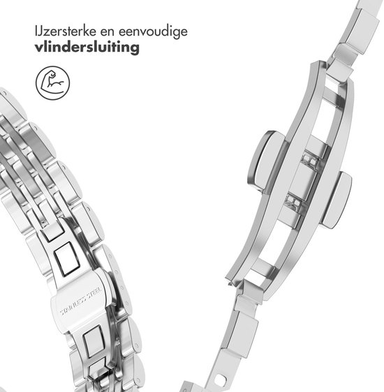 Close-up van de vlindersluiting van een zilverkleurig stalen schakelbandje voor Apple Watch, met de tekst 'IJzersterke en eenvoudige vlindersluiting'.
