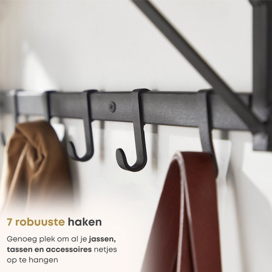 Zeven robuuste zwarte haken op een wandkapstok, met jassen en een riem.