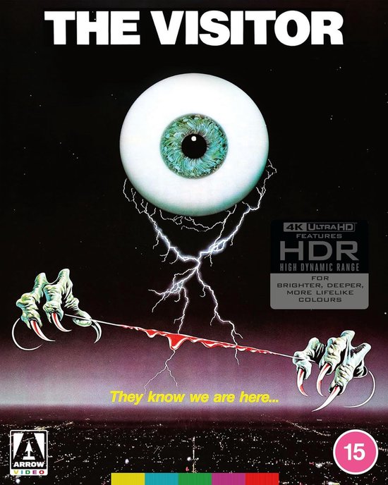 The Visitor 4K Ultra HD hoes met een groot oog, bliksem, klauwen met bloed, en steden op de achtergrond.