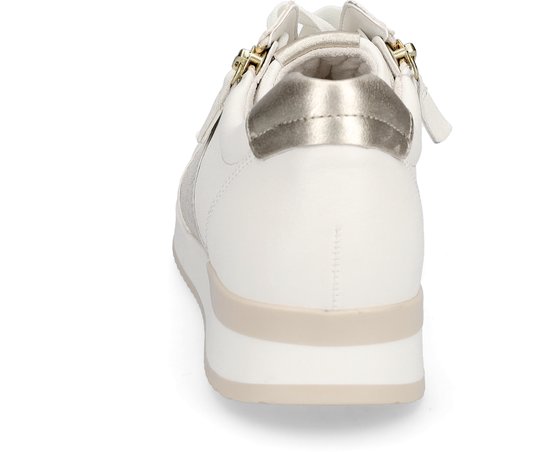 Achterkant van een witte Gabor sneaker met goudkleurige hielkap en beige zool.
