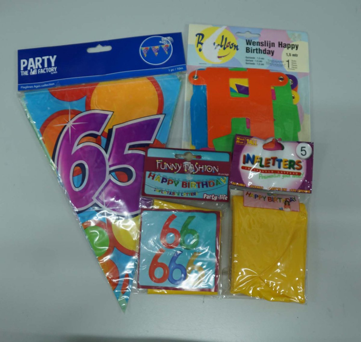Verjaardag versierpakket 65 jaar met geel cijfer - slinger 65 - opblaasletter geel 65 - slinger Happy Brithday - slingers voor 65 jarige leeftijd - versiering voor 65 jarige bestaan - feest versiering voor 65 jarig verjaardag - versiering 65 jaar