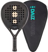 Zwarte padelracket met ruitpatroon, gouden accenten en tas met "DAIZ PADEL" logo.
