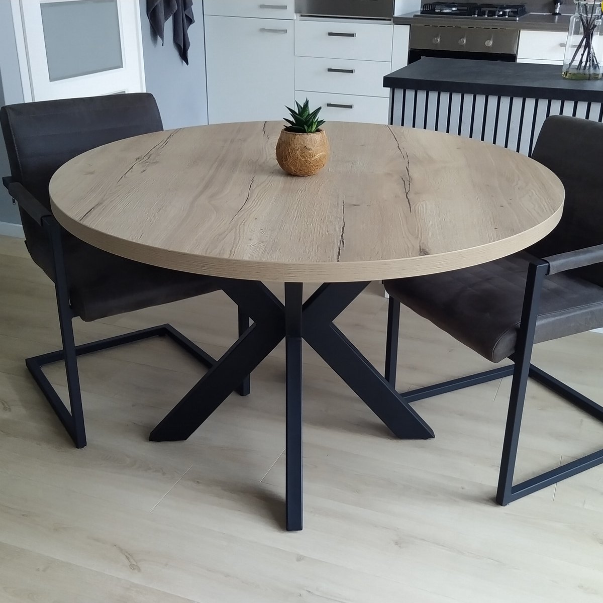 Eettafel Milaan – Natural Halifax Eiken – Zwart – Blad 4 cm – Spinpoot – Rond 120 cm
