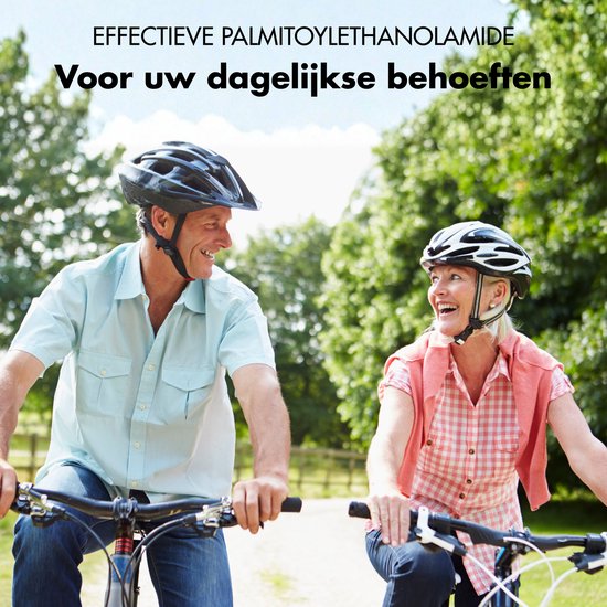 Lachende man en vrouw met fietshelmen, fietsend op een pad, kijkend naar elkaar.