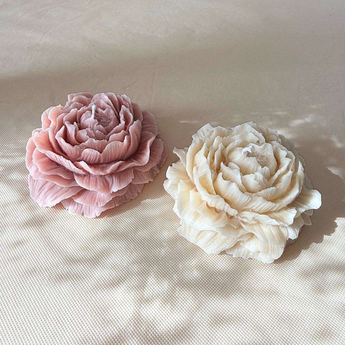 Set van 2 Pioenroos Kaarsen - Romantische Bloemenkaarsen - Handgemaakt van Koolzaadwas - Vegan & Ecologisch - Vintage Roze & Savannah Beige kleur - Cadeau & Woondecoratie