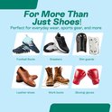 Collage van sport- en vrijetijdsschoenen: voetbalschoenen, sneakers, scheenbeschermers, leren schoenen, werkschoenen en bokshandschoenen.