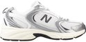 Witte New Balance 530 sneaker met zilveren en grijze accenten.