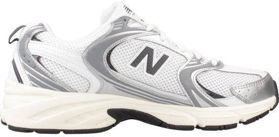 Witte New Balance 530 sneaker met zilveren en grijze accenten.