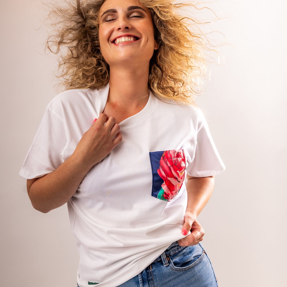 Kimomi Dames T-shirt Santorini – Wit T-shirt met Kimono Detail – 100% katoen - Maat XS - Roze-Oranje Bloemenprint