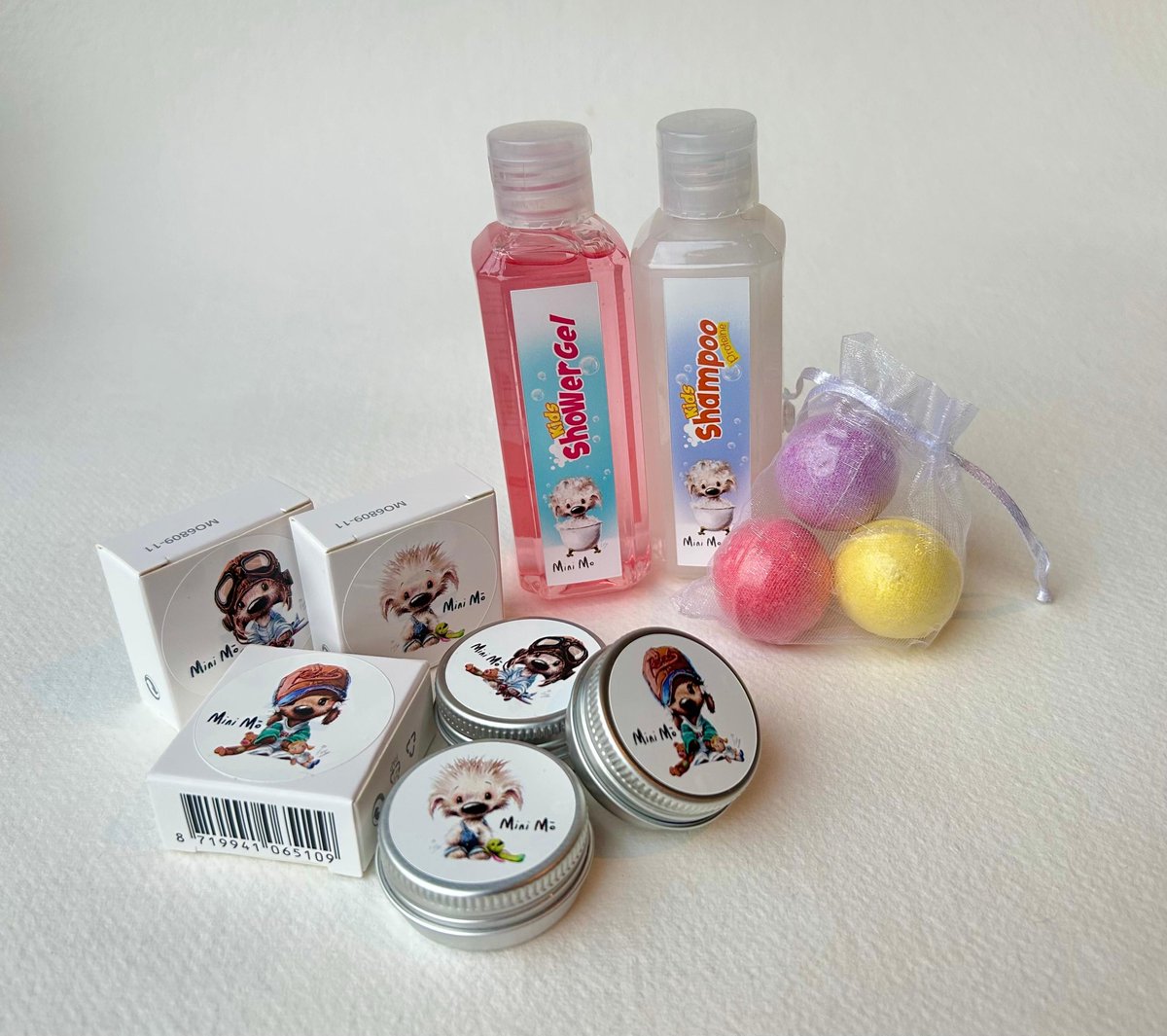 Mini Mo Veganistische lippenbalsem met vanille smaak en SPF10 set van 3, shampoo 100 ml, douchegel 100 ml en 3 badbommetjes.