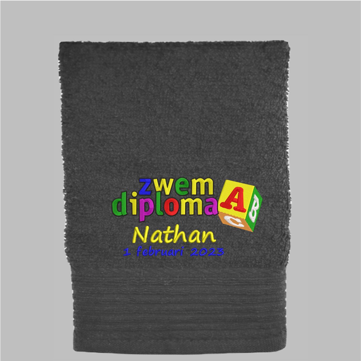 Handdoek Zwemdiploma A - met naam en datum van afzwemmen - 550gr - 50x100cm - Antraciet - Cadeau Afzwemmen - geslaagd