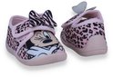 Roze pantoffels met luipaardprint en Minnie Mouse. Zijkant en achterkant zichtbaar.