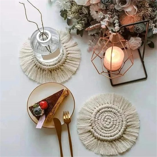 3pcs handgemaakte Macrame Coasters Set, ronde katoenen touw geweven ontwerp met franje, wit, grijs en beige kleuren, Boho Home Decor van Merkloos — afbeelding 3