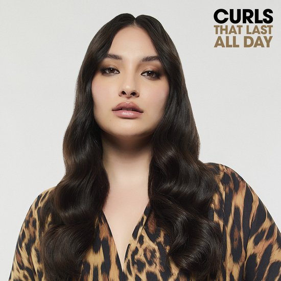 Model met lang, donker haar met volle, glanzende krullen die de hele dag blijven zitten.