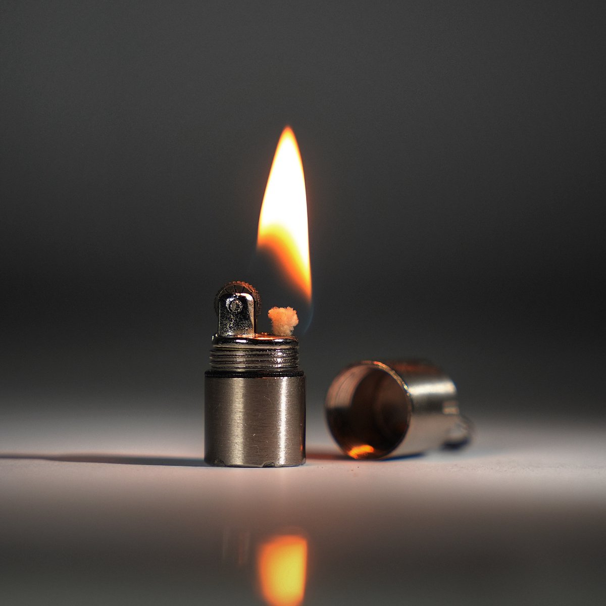 Mini compacte kerosine-aansteker, sleutelhangercapsule, benzine-aansteker voor buitengereedschap [zilver]