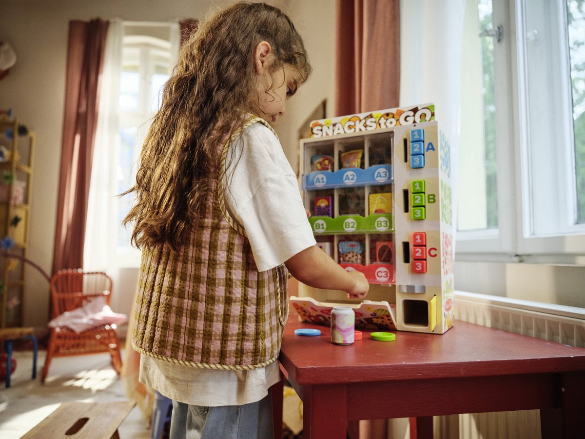 Melissa & Doug – Houten snackautomaat – Inclusief speelgeld en snacks — afbeelding 3