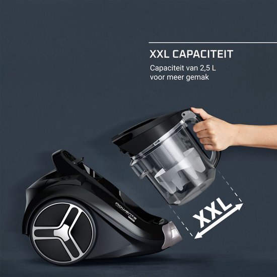 Main tenant le réservoir à poussière d'un aspirateur noir, texte "XXL CAPACITÉ".