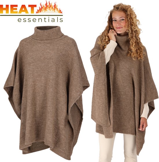 Bruine gebreide poncho met col. Model draagt met crème top en broek.