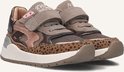 Bruine meisjes sneakers met panterprint, roze knoopjes en klittenband.