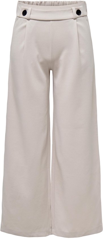 Lichtbeige wijde broek met plooien aan de voorkant en twee zwarte knopen aan de tailleband.