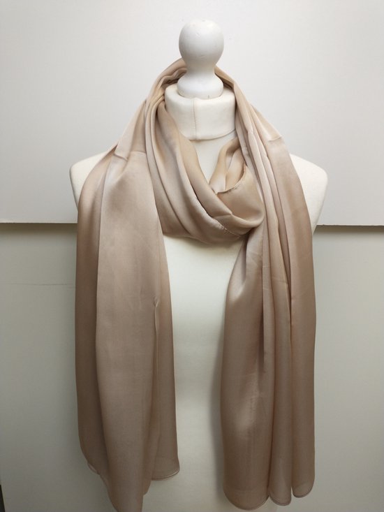 Lange glanzende dames sjaal in camel bruine satijnlook. Om de hals gedrapeerd op een paspop.