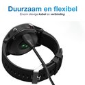Zwarte smartwatch die wordt opgeladen, "Duurzaam en flexibel" staat er.
