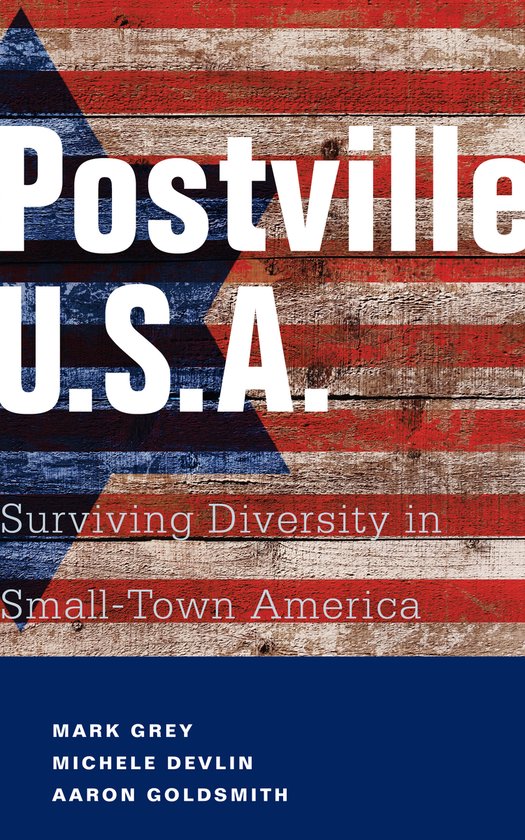 Boekomslag met de titel 'Postville U.S.A. Surviving Diversity in Small-Town America' op een houten achtergrond met Amerikaanse vlagpatroon.