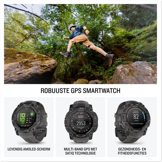 Man springt over rotsen in bos, draagt Garmin smartwatch. Levendig AMOLED-scherm, multi-band GPS, gezondheids- en fitheidsfuncties.