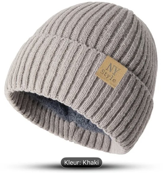 Grijze gebreide muts met fleece voering en "NY Style" logo.