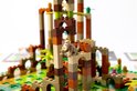 Close-up van een LEGO Monkey Palace bordspel toren met apenfiguur en bruine, oranje en beige stenen.
