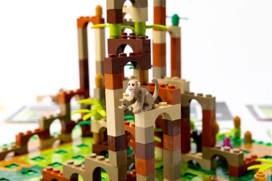 Close-up van een LEGO Monkey Palace bordspel toren met apenfiguur en bruine, oranje en beige stenen.