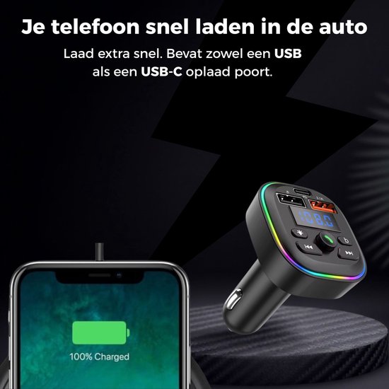 Émetteur de voiture noir avec éclairage de bordure RVB et un écran, à côté d'un smartphone chargé à 100%.