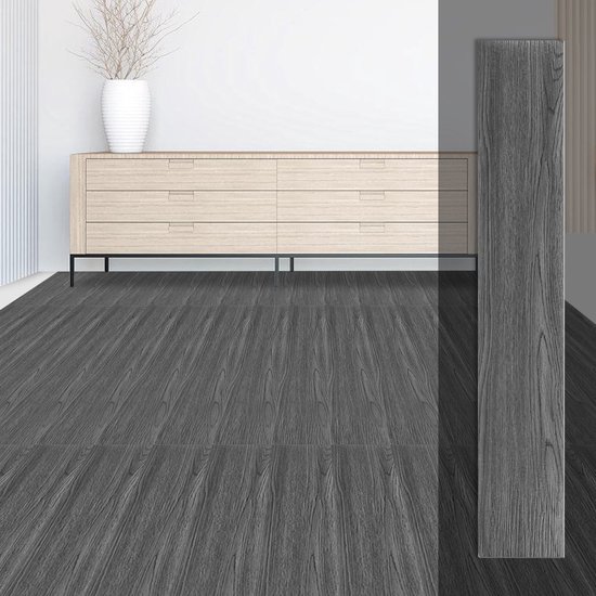 Een enkele plank met grijze houtnerf PVC vloer naast een lichte houten dressoir.