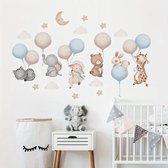 Sticker mural avec des animaux mignons tenant des ballons, y compris un chat, un éléphant, un mouton, un ours, un lapin et une girafe, avec une lune et des étoiles, dans une chambre d'enfant.