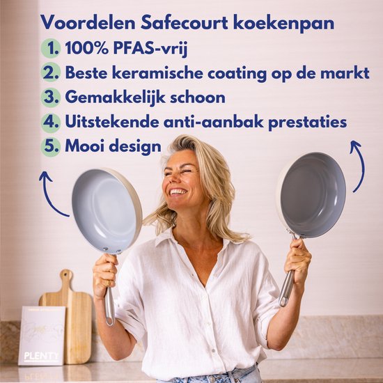 Vrolijke vrouw met twee grijze koekenpannen. Opsomming van voordelen: PFAS-vrij, beste keramische coating, makkelijk schoon, anti-aanbak, mooi design.