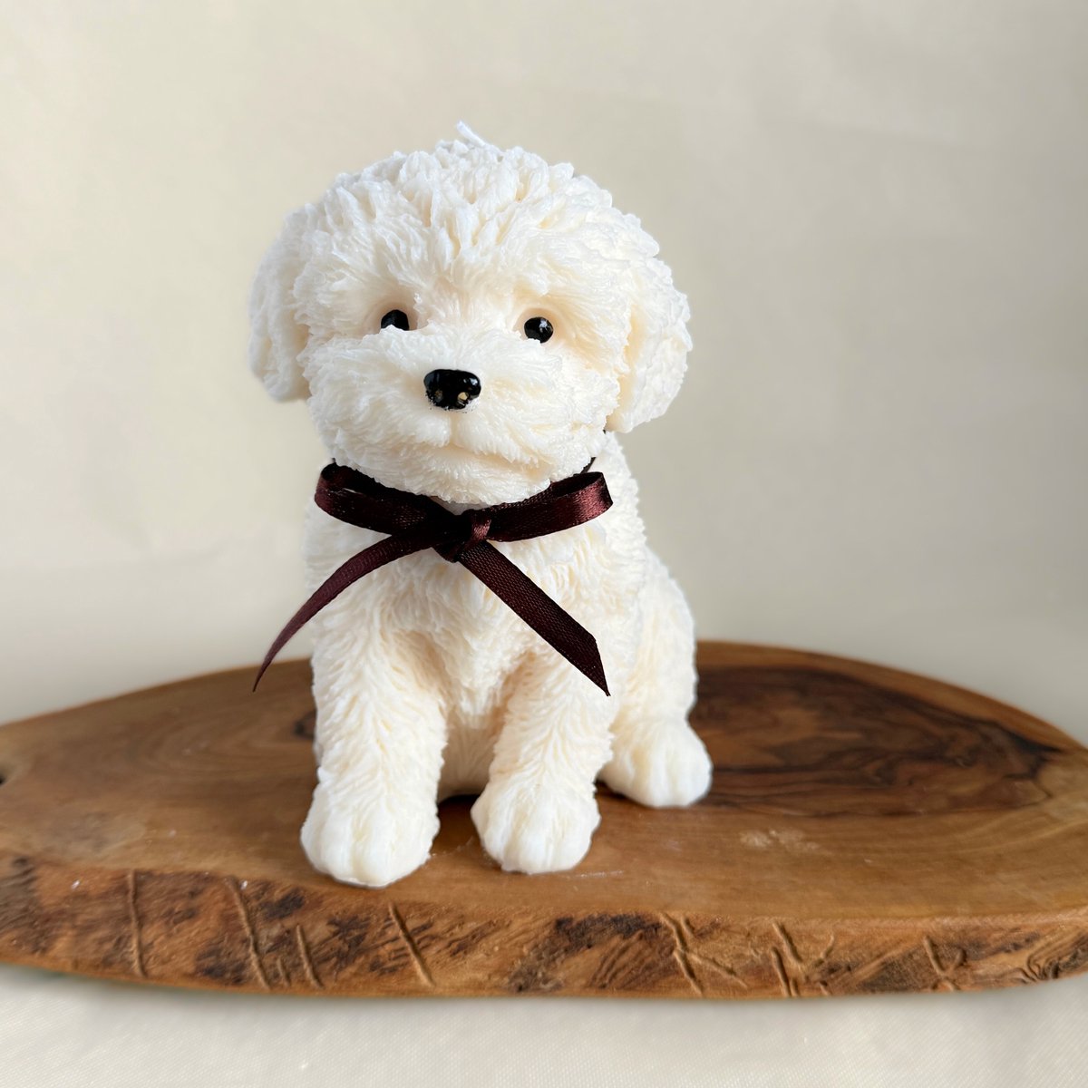 Grote puppy kaars –Unieke handgemaakte plantaardige kaars van koolzaadwas – Crème hond decoratie – Duurzaam & vegan-Maat L
