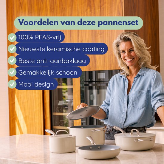 Vrolijke vrouw met blond haar in spijkerblouse, omringd door vier lichte, crèmekleurige pannen.