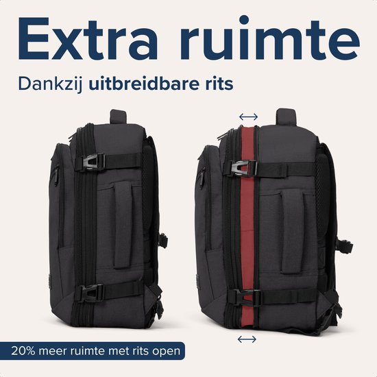 Zwarte rugzak, eerst gesloten, daarna met geopende rits en rode band om de extra ruimte te tonen.