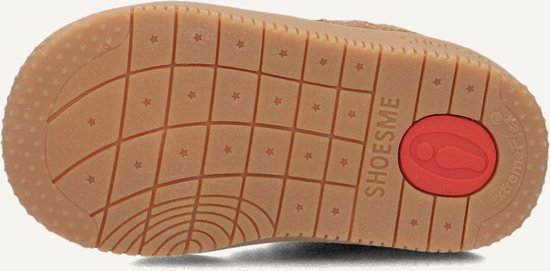 Onderkant van bruine suède mid-top sneaker met profiel, sterren en het merk 'SHOESME'.