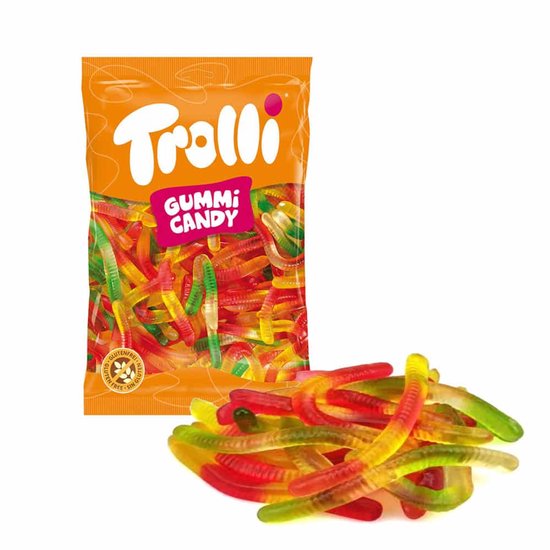 Een oranje Trolli verpakking met 'Gummi Candy' en een stapel veelkleurige gummy wormen ernaast.