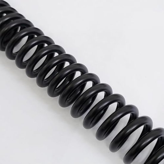 Zwarte, metalen spiraalveer van 28 cm lang op een witte achtergrond.