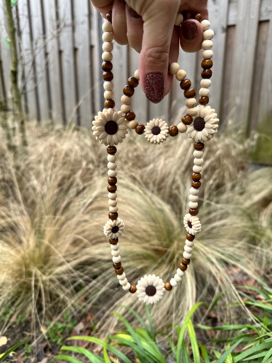 Kralenketting - Houten kralen ketting - setje van ketting en armband - Sieraden meisje - Handgemaakt houten kralen set - Ketting en armband - Ketting en armband met bloem - Bloem crème - armband bloem - ketting bloem - Cadeautje meisje - kado meisje