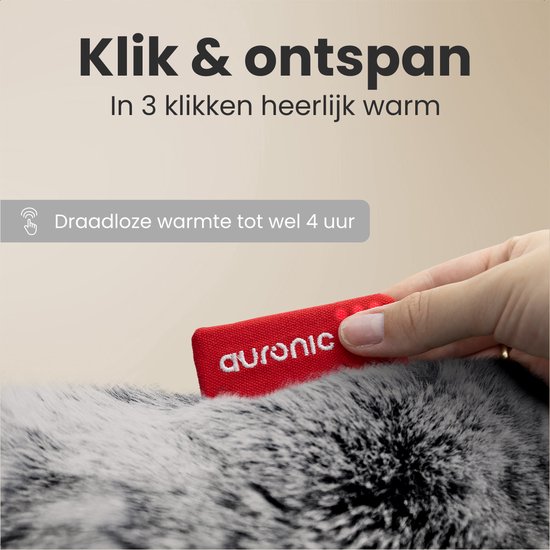 Een hand houdt een rood, draadloos verwarmingskussen met "auronic" erop vast, boven een zacht, grijs bontkussen. Tekst: "Klik & ontspan".
