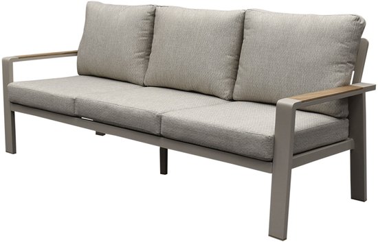 Aluminium 3-zitsbank in latte zandkleur met soft grey kussens en houten armleuningen.