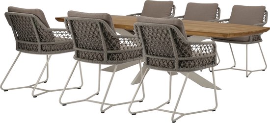 Eettafelset met zes stoelen, een houten tafel en stoelen met een zandkleurig vlechtwerk en crèmekleurige kussens.