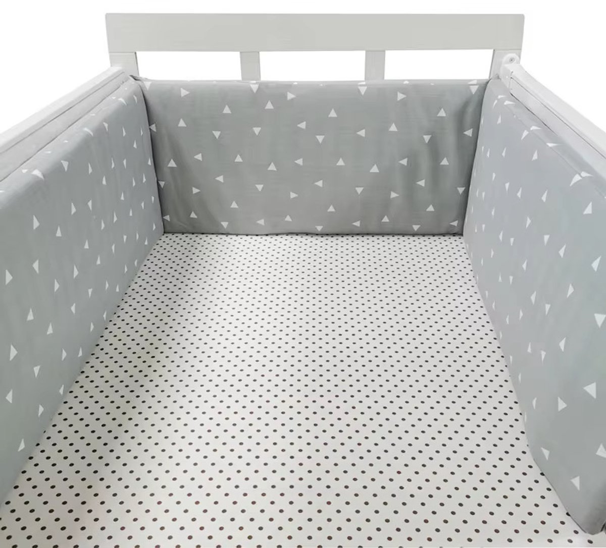 Il Bambini - Bedomrander 180x30cm - Baby Bedbumper Ledikant - Katoen - Grijs met witte driehoekjes