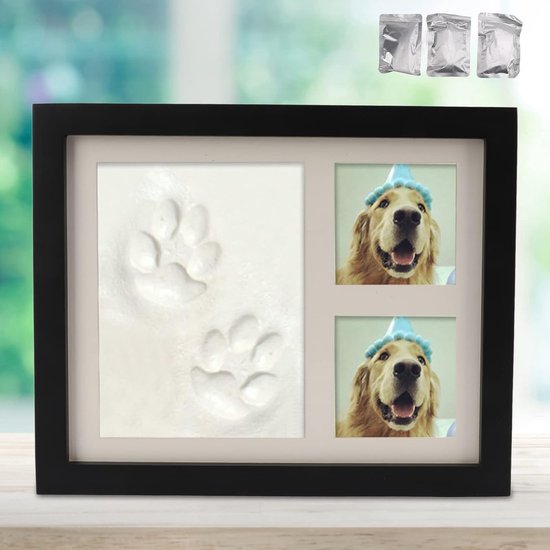 Een zwart fotolijst met pootafdrukken van een hond en twee foto's van een hond met een feestmuts.