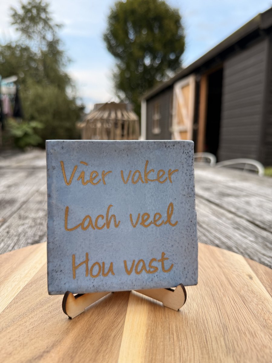 Studio - Nihra handvorm spreuk wandtegel Blauw met tekst " vier vaker lach veel Hou vast"
