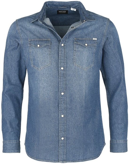 Blauw spijkerhemd van JACK & JONES met lange mouwen, twee borstzakken en witte knopen.