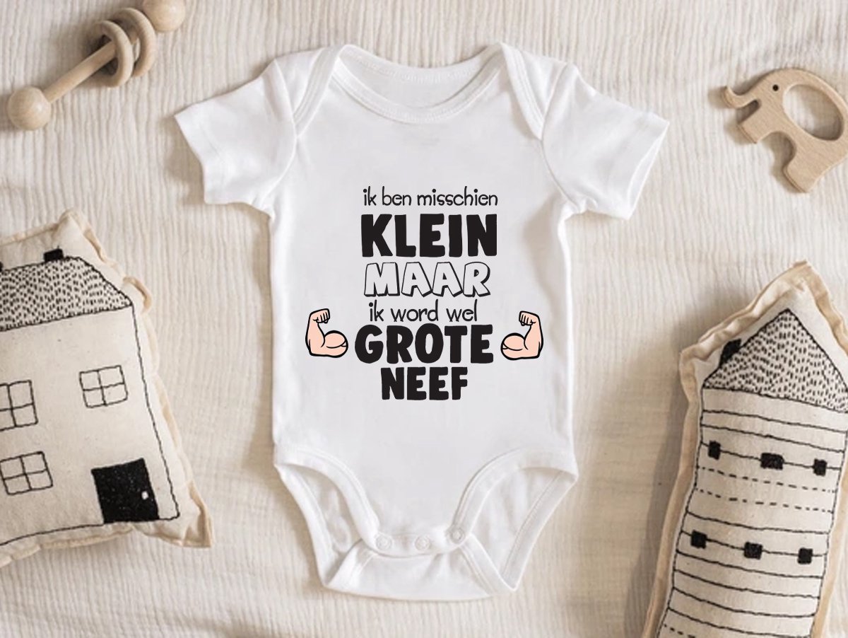 Hospitrix Baby Rompertje met Tekst "Ik ben misschien klein maar ik word wel grote neef" | Korte Mouw | Maat XL - 12-18 maanden | Cadeau voor Zwangerschap | Bekendmaking | Aankondiging | Grote Neef |